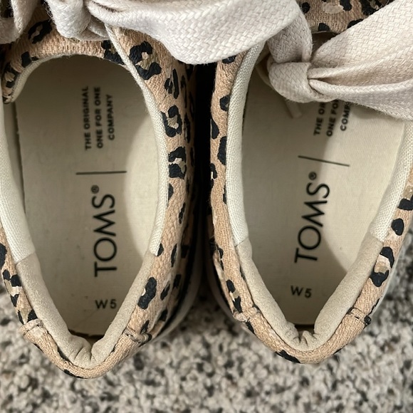 Women’s Alex Cheetah canvas TOMS size 5 - Picture 3 of 6